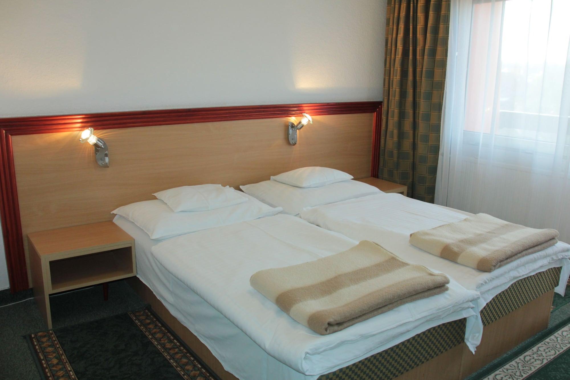 Tisza Sport Hotel Szeged Exteriör bild