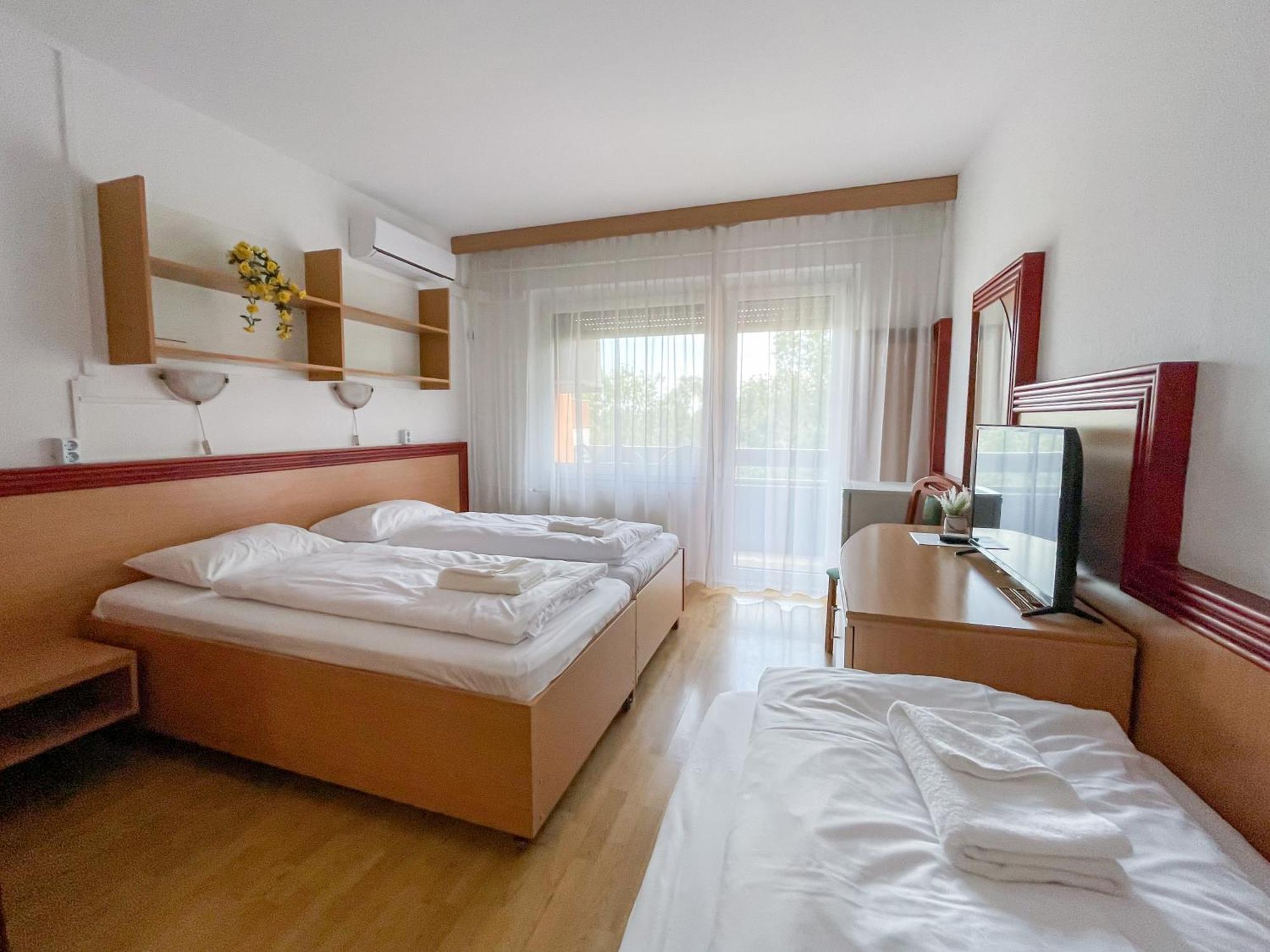 Tisza Sport Hotel Szeged Exteriör bild