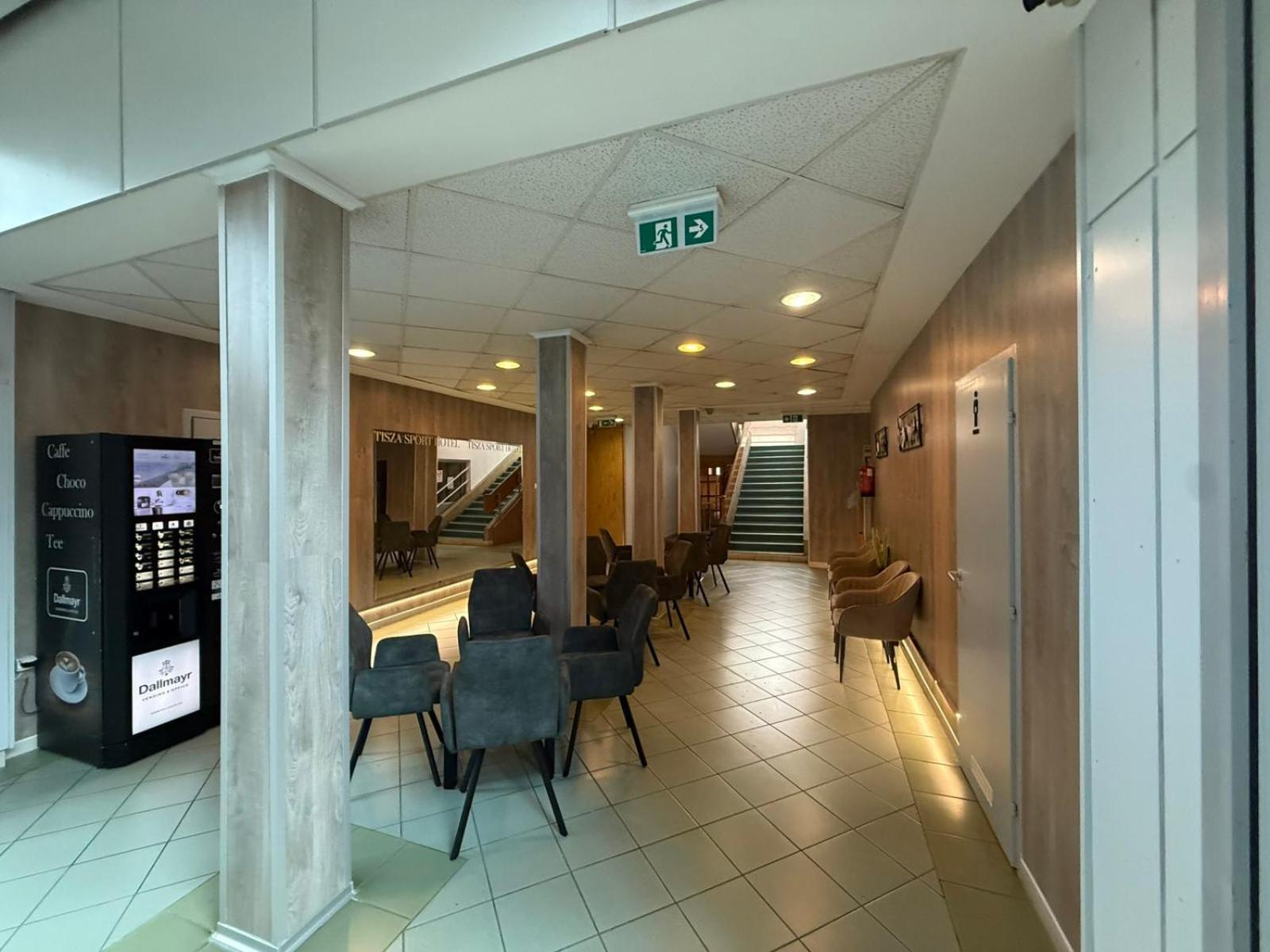Tisza Sport Hotel Szeged Exteriör bild