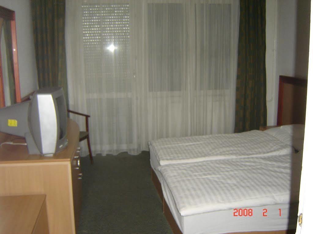 Tisza Sport Hotel Szeged Exteriör bild
